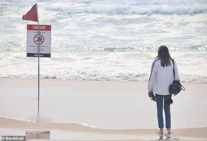 20856000-7672273-Views_Caitlyn_went_for_a_stroll_on_the_beach_as_she_took_in_the_-m-55_1573468457086.jpg