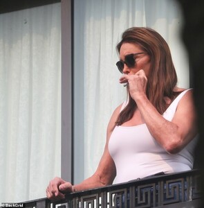 20856014-7672273-Casual_Caitlyn_lit_up_a_cigarette_as_she_relaxed_on_the_balcony_-m-47_1573467827521.jpg