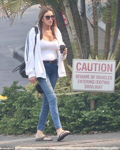 20856018-7672273-Out_and_about_The_former_Keeping_Up_With_The_Kardashians_star_ex-m-51_1573467924684.jpg