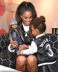 20875568-7673811-Joyful_Opening_up_this_Ciara_Inspired_doll_with_my_daughter_Sien-m-145_1573501167635.jpg