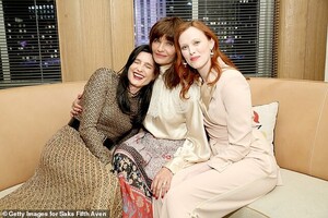 20999718-7685189-image-a-104_1573736012597.thumb.jpg.c63b910709c5fa3541270695587a76df.jpg