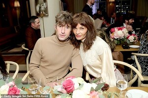 20999750-7685189-image-a-105_1573736028010.thumb.jpg.98812882f8689ebcd63a774ce2a21f7d.jpg