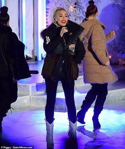 21029442-7687693-Stefani_style_During_rehearsals_the_mother_of_three_rocked_a_DSq-a-1_1573790884728.jpg