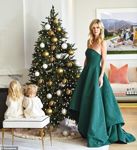 21029812-7687757-Mother_and_daughters_As_the_cover_girl_for_Hamptons_Magazine_s_h-a-58_1573788613505.thumb.jpg.53720a6f2b888a301a7ebe152d376087.jpg