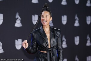 21034176-7688065-Sleek_and_simple_The_Fallin_singer_kept_her_jewelry_to_a_minimum-a-37_1573805672535.jpg