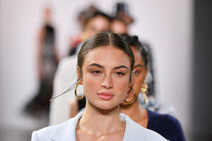 2106781274_ElieTahariRunwaySeptember2019NewYorkS_cIYEkGzU8x.thumb.jpg.325c451249b0bb5992c22927732e289a.jpg