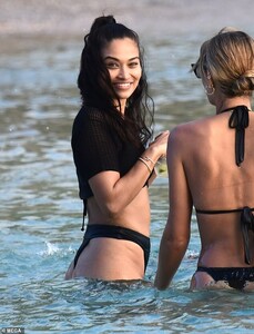 21094028-7692977-Beach_babe_Shanina_kept_the_rest_of_her_look_simple_accessorisin-m-27_1573926355259.jpg