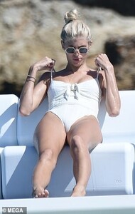 21097910-7693211-Cooling_off_Devon_relaxed_on_a_sun_lounger_outside_her_hotel_aft-m-191_1573937606702.jpg