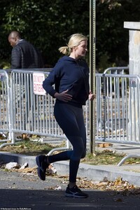 21099092-7693439-Ivanka_wore_a_navy_hooded_top_and_blue_and_navy_running_leggings-a-209_1573941479980.jpg