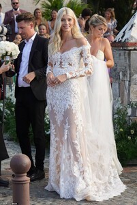 21101216-7693575-Blushing_bride_The_supermodel_looked_amazing_as_she_showed_off_i-m-17_1573944227386.jpg