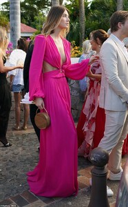 21102456-7693575-Pretty_in_pink_Lorena_Rae_arrives_at_the_wedding_wearing_a_bold_-m-148_1573945995015.thumb.jpg.794660ab3ab4596cec67c21660e3dbdb.jpg