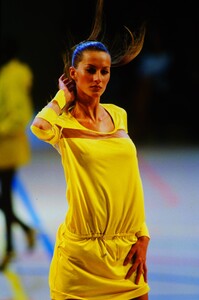 2113115390_givenchy-ss-2000(2).thumb.jpg.0864e25f0279d5ca2967fc8d778ea318.jpg