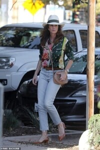 21136148-7696215-Easy_like_Sunday_morning_Cindy_Crawford_53_was_spotted_doing_som-a-27_1574042743129.jpg