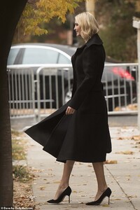 21161764-7698583-Ladylike_look_The_first_daughter_wore_a_black_wool_coat_over_a_b-a-15_1574096686482.jpg