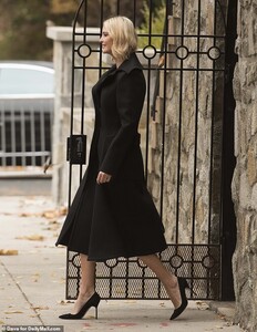 21161772-7698583-On_the_go_Ivanka_Trump_was_seen_leaving_her_Washington_D_C_home_-m-9_1574096215384.jpg