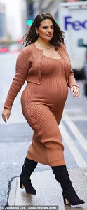 21170818-7699349-Big_Apple_Ashley_keeps_fit_with_regular_prenatal_work_out_sessio-a-8_1574115793313.jpg