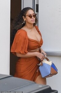 21171544-7699379-Style_icon_She_accessorised_with_a_square_geometrical_handbag_an-a-1_1574123029863.jpg