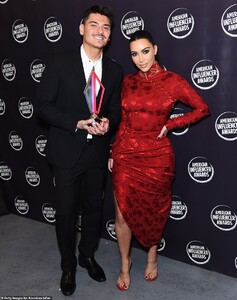 21187164-7700507-Tightly_groomed_Kim_had_her_dark_tresses_parted_down_the_middle_-a-44_1574148600207.jpg