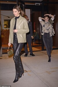 21228550-7704269-Multitasking_Gigi_walked_behind_Kendall_for_the_outing_and_was_s-a-12_1574216624626.jpg