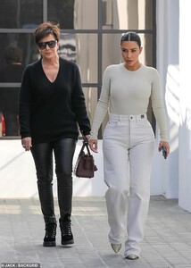 21229602-7704395-Dark_look_Meanwhile_Kris_looked_the_be_the_polar_opposite_of_Kim-a-16_1574214708547.jpg