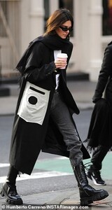 21262894-7707999-Fashionista_Kendall_s_overcoat_that_two_white_patches_on_either_-a-4_1574288759931.jpg