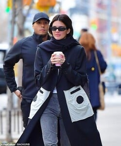 21268760-7707999-Kendall_kept_her_hands_warm_by_holding_onto_her_coffee_cup-m-126_1574288126141.jpg