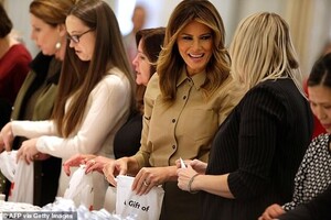 21270978-7708663-Feeling_good_Melania_had_a_big_smile_on_her_face_while_talking_w-a-16_1574304063108.jpg