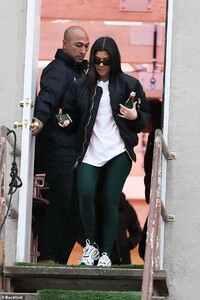21274970-7708755-Headed_out_Kourtney_was_also_snapped_leaving_the_dance_class_sho-a-9_1574304036057.jpg