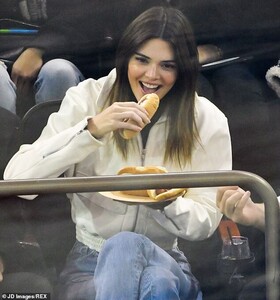 21294956-7711093-Kendall_Jenner_lookekd_thrilled_as_she_tucked_into_FOUR_hot_dogs-m-16_1574348465329.jpg