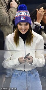 21294982-7711093-Knit_a_bad_idea_Kendall_made_sure_she_was_nice_and_warm_in_her_c-a-3_1574357588593.jpg