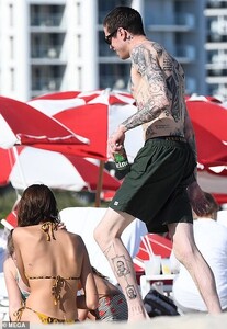 21363312-7716869-Tatted_up_The_shirtless_comedian_put_his_slender_physique_and_ex-a-24_1574485119909.jpg