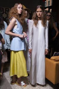 2137256178_CynthiaRowleySpring2020BackstageCcXAagSaExcx(1).thumb.jpg.1590e1152019ac791a331be5bb6a967e.jpg
