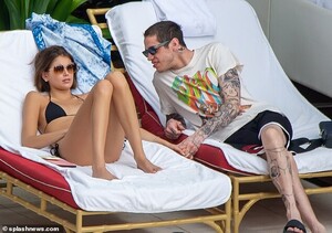 21379998-7718195-Shady_They_both_donned_sunglasses_to_keep_their_eyes_shaded_with-a-60_1574575008460.jpg