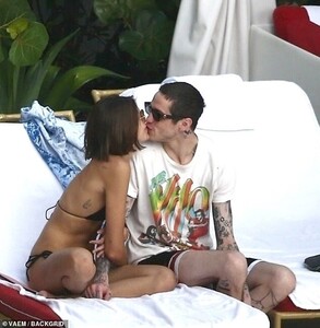 21380522-7718195-Smooches_They_were_spotted_kissing_with_Kaia_looking_completely_-a-62_1574575008461.jpg