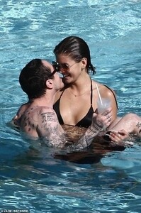 21381102-7718195-My_babe_They_hit_the_water_and_Kaia_swooped_Pete_up_and_held_him-a-63_1574575008468.jpg