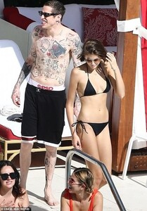 21381106-7718195-Ready_to_swim_The_couple_seemed_to_be_having_fun_together_as_the-a-69_1574575008995.jpg