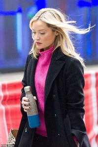 21402814-7720099-Stylish_The_TV_presenter_34_looked_sophisticated_in_her_off_duty-a-12_1574603986503.jpg