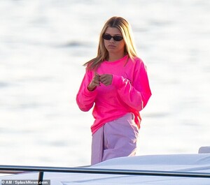 21462554-7723611-Staying_warm_Sofia_wore_a_neon_pink_long_sleeved_top_over_the_cr-a-23_1574735837195.jpg