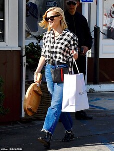21465154-7725375-Back_for_more_Reese_Witherspoon_was_spotted_back_at_the_Brentwoo-m-154_1574730453785.jpg