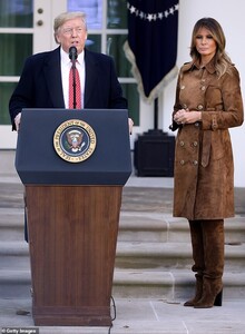 21505146-7729149-Standing_out_The_first_lady_stood_by_the_president_s_side_while_-a-105_1574815752993.jpg