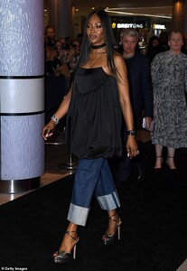 21505552-7728875-Runway_Naomi_was_seen_practising_her_runway_walk_as_she_strutted-a-6_1574809162519.jpg