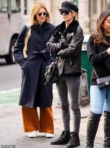 21562508-7733941-Hoofing_it_She_rounded_off_the_look_with_a_thick_pair_of_black_l-a-12_1574917150178.jpg