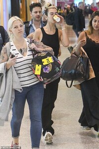 21565252-7734149-The_One_Dua_was_flagged_by_a_number_of_minders_as_she_walked_thr-a-113_1574919202143.thumb.jpg.ab9d33ae991d862c348c9d6aa30f5589.jpg