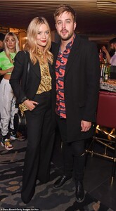 21600034-7736769-Couple_Laura_Whitmore_joined_her_boyfriend_Iain_Stirling_at_the_-m-34_1574988742463.jpg
