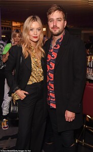 21600066-7736769-Fashion_The_TV_presenter_34_cut_a_stylish_figure_at_the_event_do-a-2_1575023454561.jpg