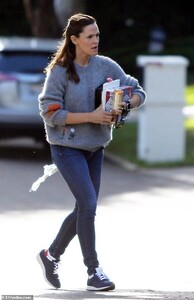 21635782-7740587-Garner_47_who_paired_a_fluffy_gray_sweater_with_blue_skinny_jean-m-37_1575076496268.jpg