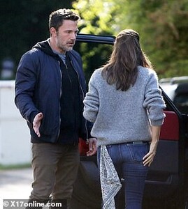 21635796-7740587-According_to_People_Affleck_traveled_back_to_LA_from_New_Orleans-a-36_1575078993718.jpg