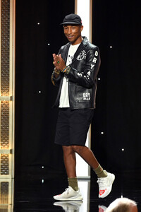 Pharrell+Williams+23rd+Annual+Hollywood+Film+bNMuA4bDocSx.jpg