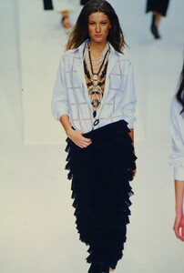249215191_valentino-ss-1999(5).thumb.jpg.a78ea819b7d7db580cfb9d334110388b.jpg