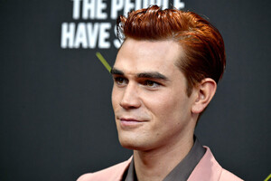 KJ+Apa+2019+E+People+Choice+Awards+Arrivals+9rHYYWDl4Hwx.jpg